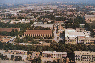 推土机总厂本部厂区。。。。山东推土机总厂建设时，，，，，，牢靠资产原值为2569万元，，，，，，占地面积为517538平方米，，，，，，修建面积为170861平方米。。。。