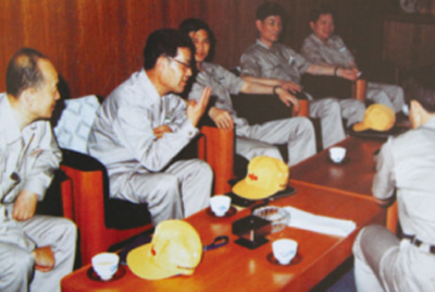 为了学习外国先进手艺和治理要领，，，，，，前往引进手艺与装备的国家举行实地考察。。。。薛仲光厂长在日本。。。。