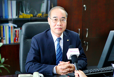 张秀文董事长在接受中国山东网专题采访时，，，，，，就公司践行“忠实鲁商”倡树行动举行回覆，，，，，，先容了尊龙凯时把“仁义、诚信、忠实”的文化精髓融入到生产谋划的全历程的典范做法和“诚敬做产品，，，，，，诚信做企业”的谋划理念，，，，，，在工程机械行业树立起了“厚德坚韧”的山东国企形象