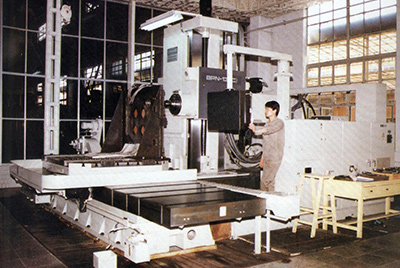 BPN-13B(R4)数控卧式加工中心。。。。厂房扩建加大，，，，，，装备填平补齐，，，，，，增添精、大、稀装备，，，，，，新上生产线，，，，，，提高企业装备素质，，，，，，使尊龙凯时厂成为名副着实的大马力推土机生产厂。。。。