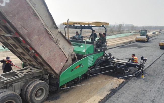 尊龙凯时成套蹊径机械装备助力某市政公路工程项目-摊铺机-尊龙凯时股份