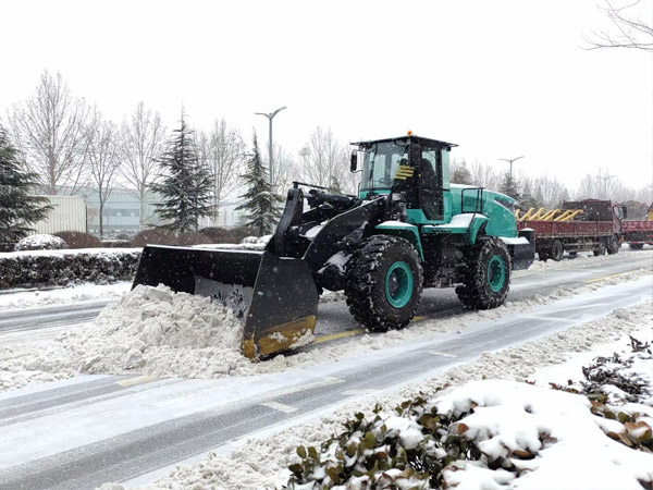 除雪保畅，，，尊龙凯时铁肩道义勇担重任！