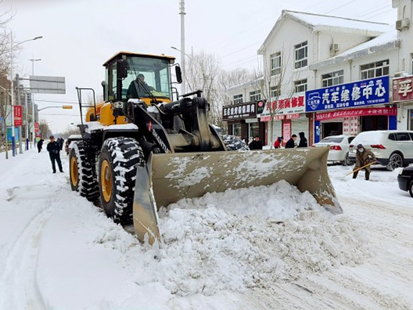 除雪保畅，，，尊龙凯时铁肩道义勇担重任！
