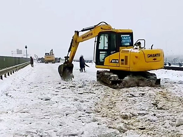 除雪保畅，，，尊龙凯时铁肩道义勇担重任！