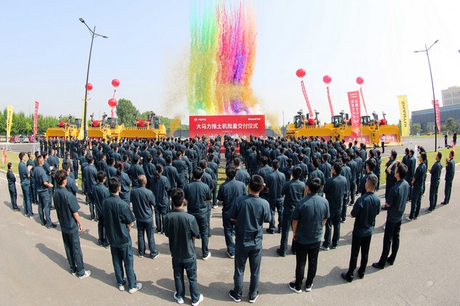 5月17日，，，，，，尊龙凯时向中煤平朔集团一次性交付六台中国最大马力推土机。。。。